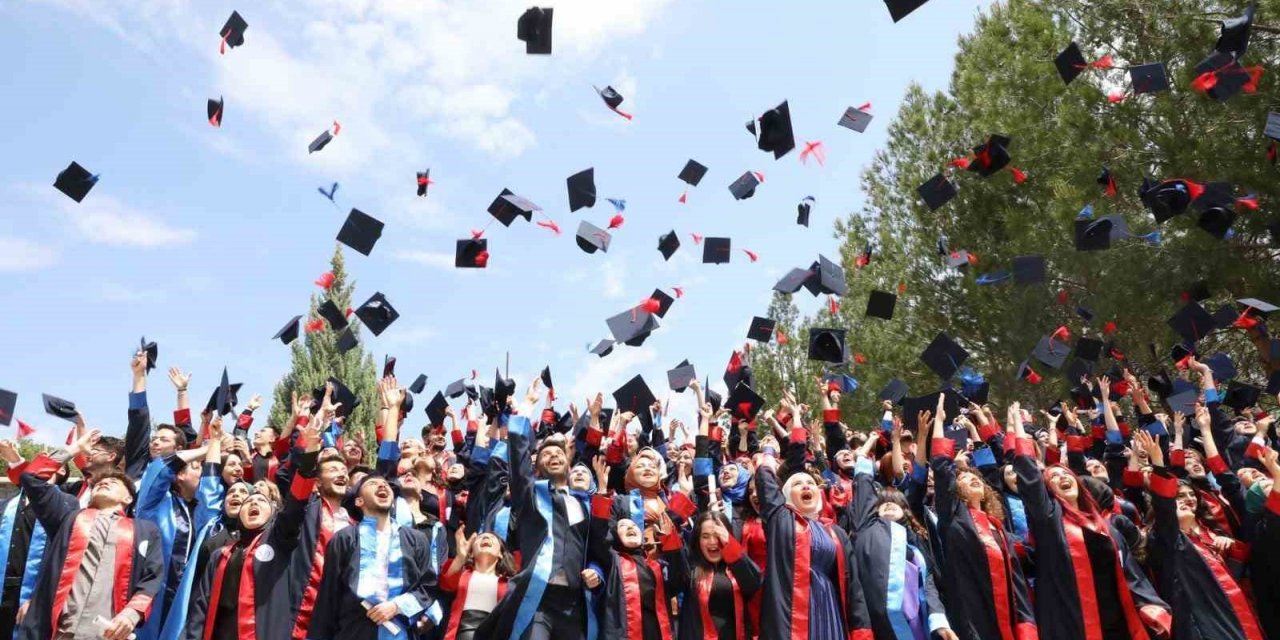 Gediz Sağlık Hizmetleri Meslek Yüksekokulu’nda mezuniyet coşkusu