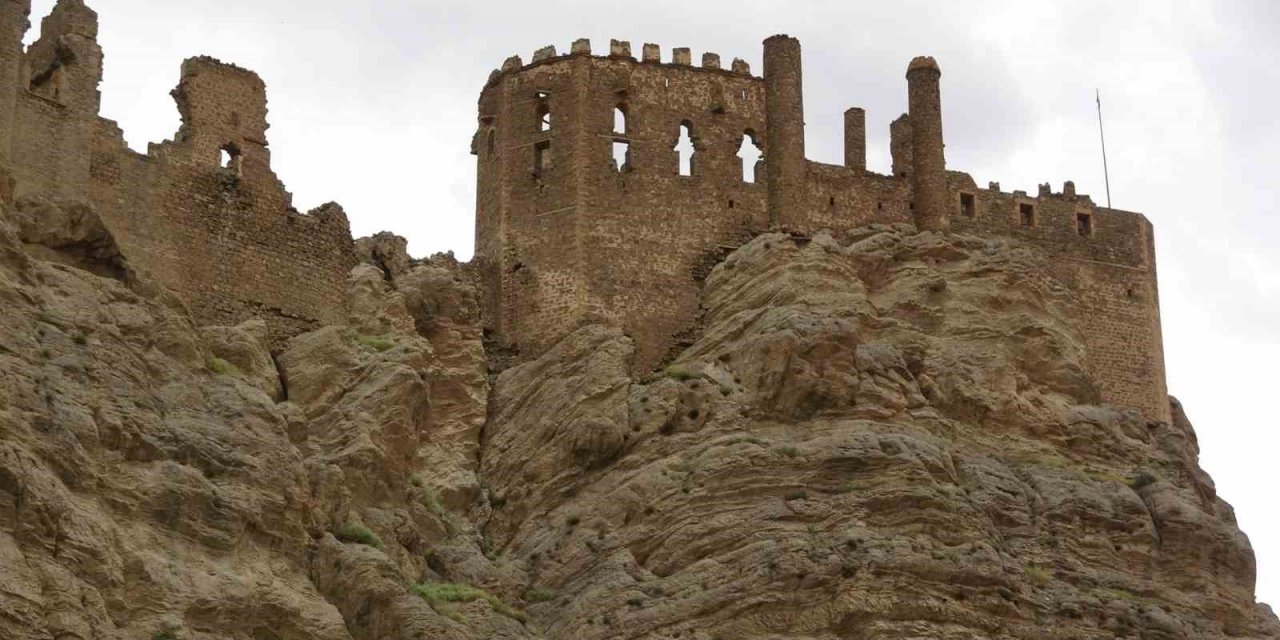 ’Kartal yuvası’na benzeyen Hoşap Kalesi’nde restorasyona başlandı