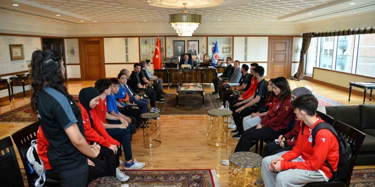 Başkan Zorluoğlu, şampiyon sporcuları ağırladı
