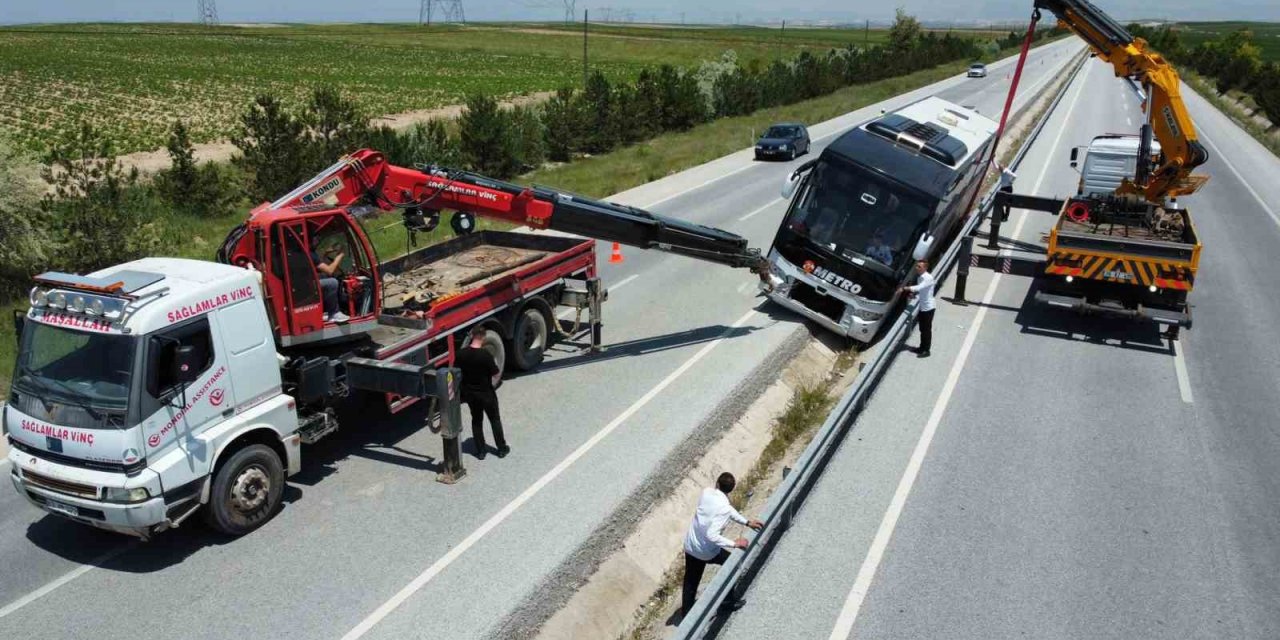 İçerisinde 25 yolcusu bulunan otobüs orta refüje girip bariyerlere çarptı