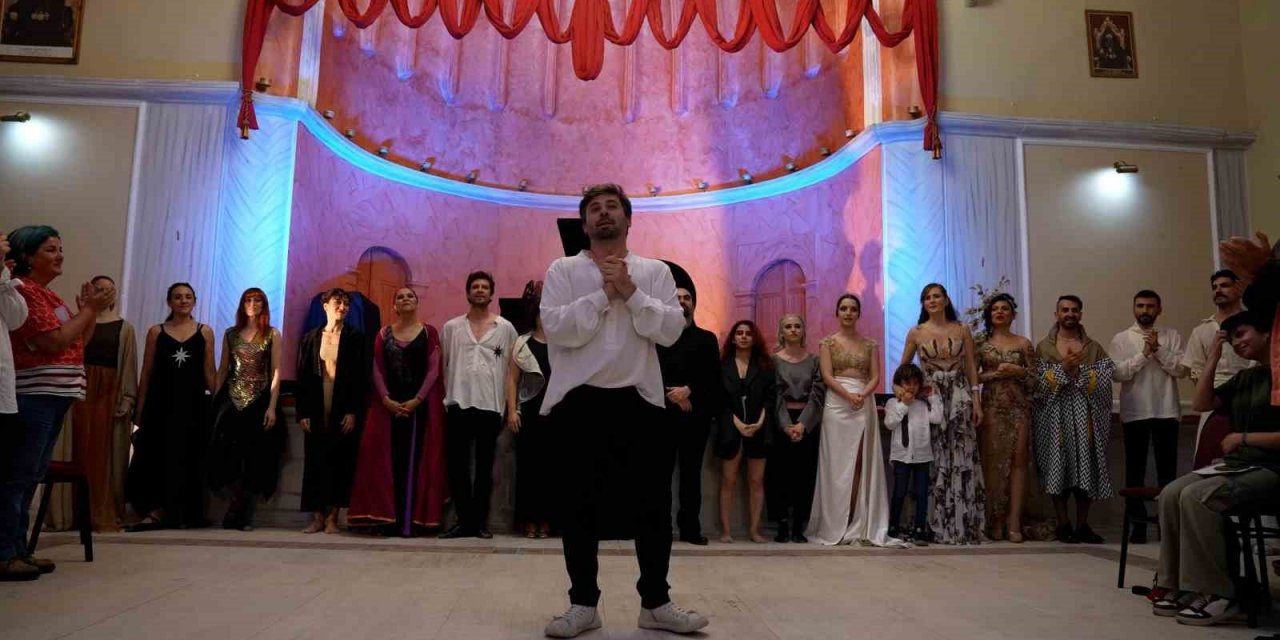 ‘Pera’nın Seslerinden Adımlara’ Neziroğlu’nun koleksiyonu ile izleyicilerle buluştu