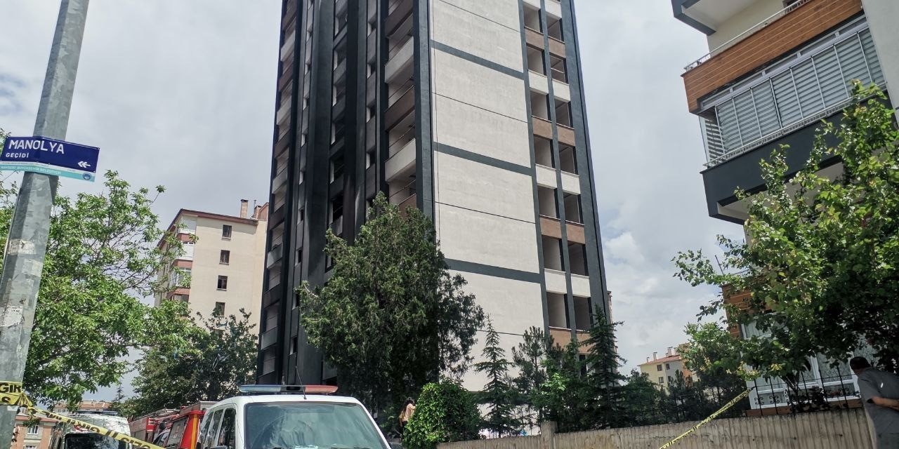 İnşaat halindeki binanın yalıtım malzemeleri yandı