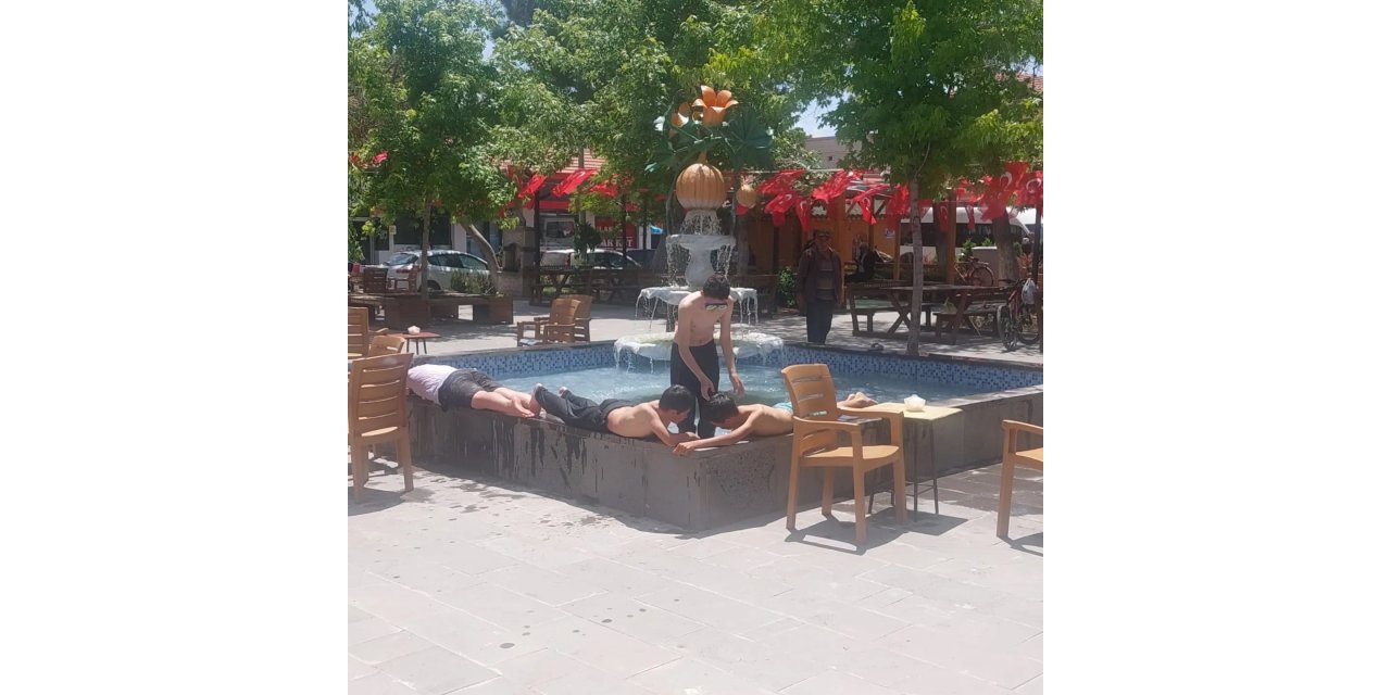 Havalardan bunalan çocuklar süs havuzuna girdi