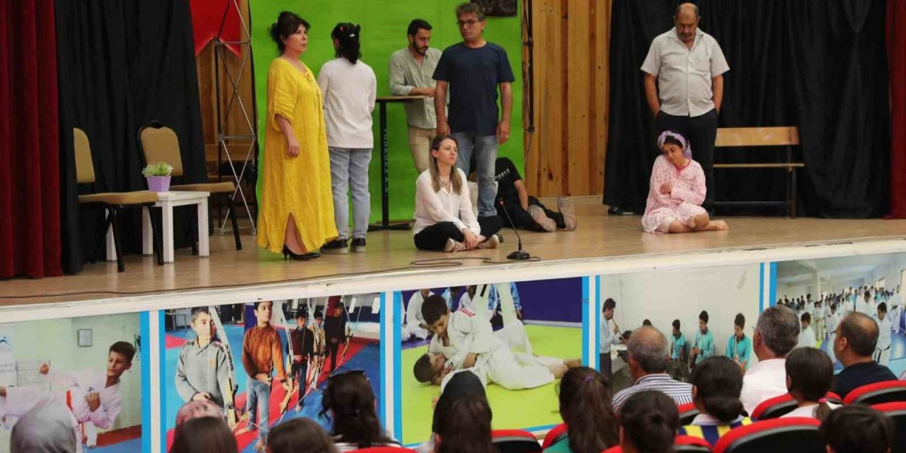 Şanlıurfa’da bağımlılıkla mücadele konulu tiyatro oyunu sahnelendi