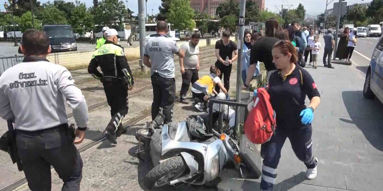 Raylardan geçen motosiklete tramvay çarptı: 1 yaralı