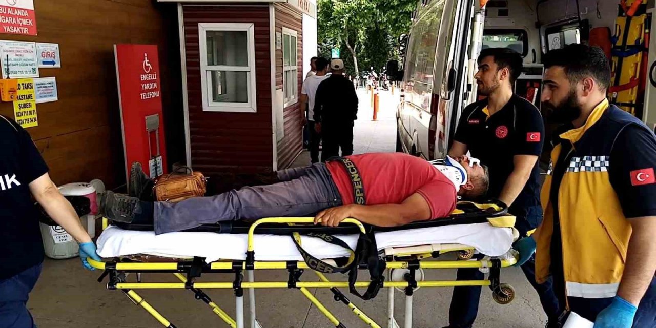 Damperi üst geçide çarpan kamyon şarampole uçtu: 1 yaralı