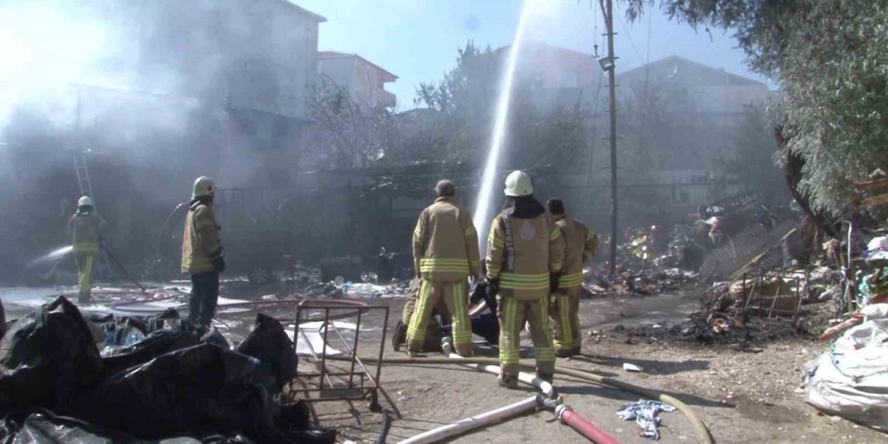 Pendik’te hurda deposunda yangın: Patlama sesleri duyuldu