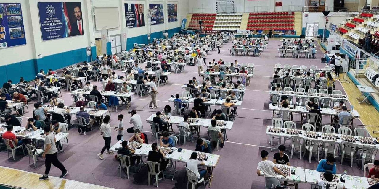 Türkiye’nin dört bir yanından Kocaeli’ye gelen sporcular satranç turnuvasında ter döküyor