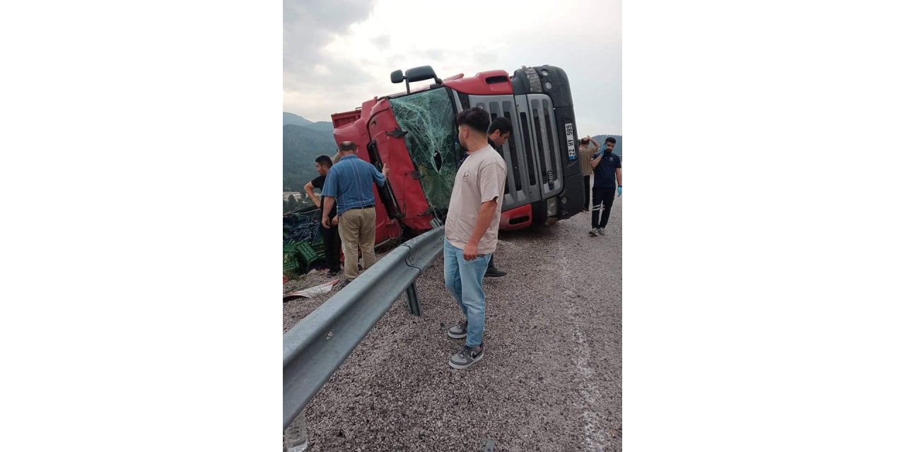 Devrilen kamyonun sürücüsü öldü