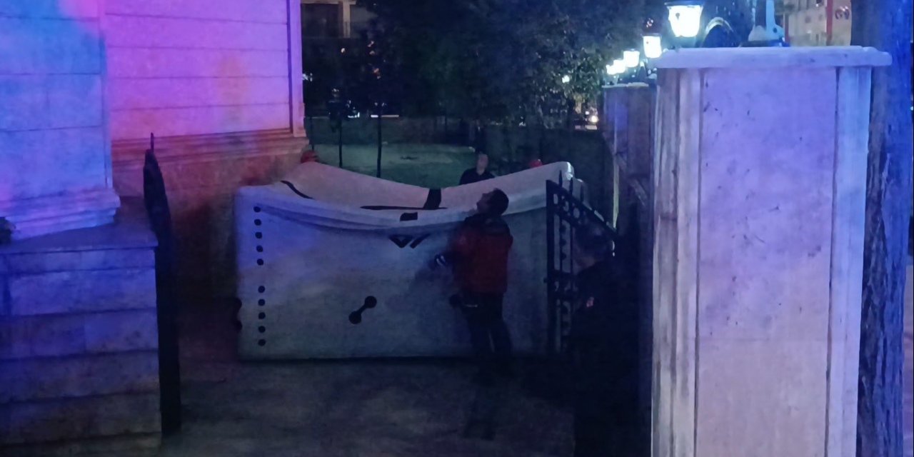 Minareye çıkan şahsı polis ikna etti