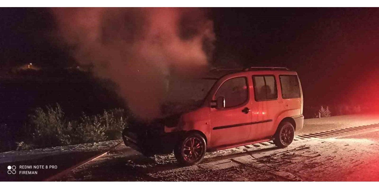 Burdur’da seyir halinde yanan otomobil kullanılamaz hale geldi