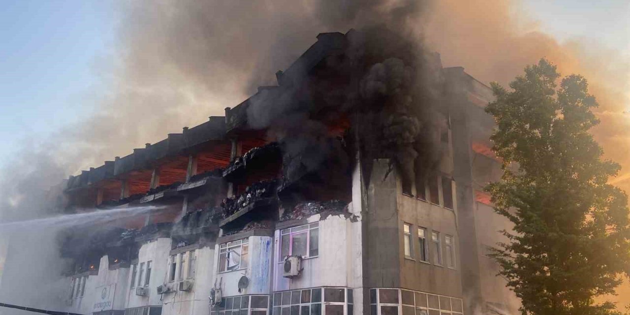 Söndürme çalışmalarının sürdüğü İkitelli Organize Sanayi Bölgesi’ndeki iş hanında çökme anı kameralara yansıdı