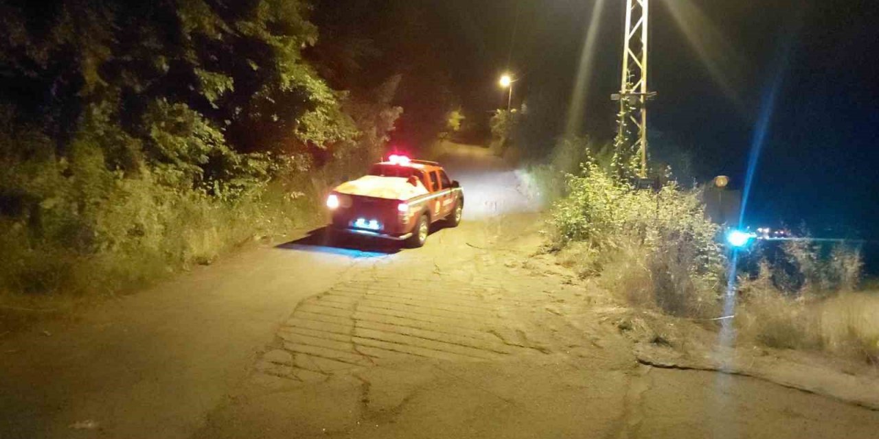 Evinin önünde ateş yaktı, ekipler alarma geçti