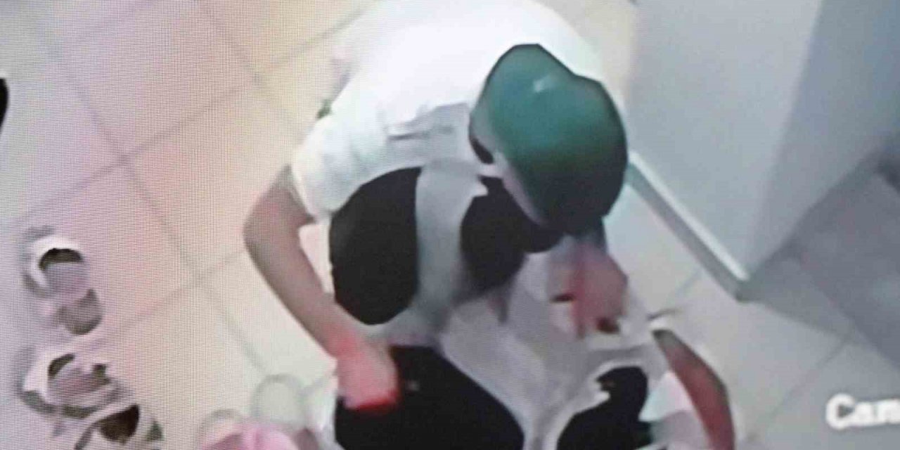 Hırsız girdiği apartmanda ayakkabıları çuvala doldurup, çaldığı bebek arabasına yükleyerek kaçtı