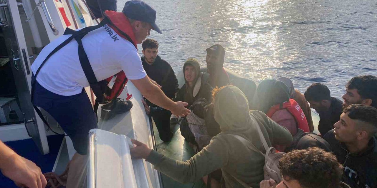 Yunanlıların geri ittiği 37 düzensiz göçmen kurtarıldı