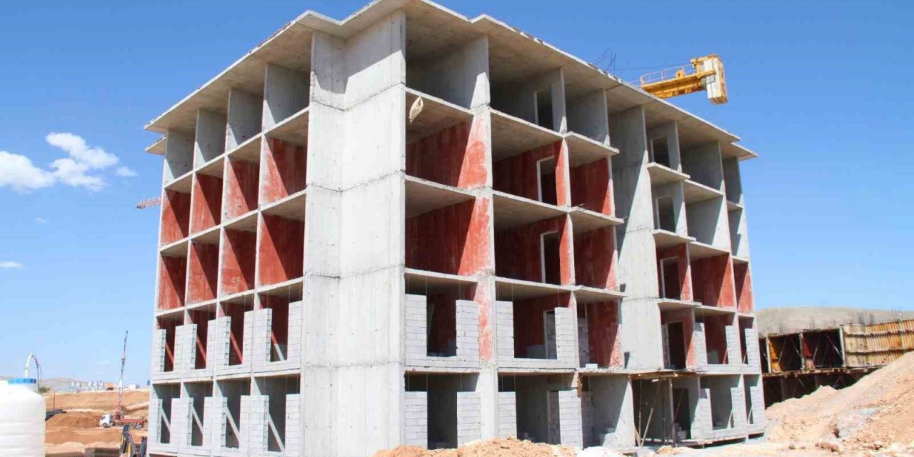 Elazığ’da depremzedeler için yapılan TOKİ konutunun ilk bloğu tamamlandı