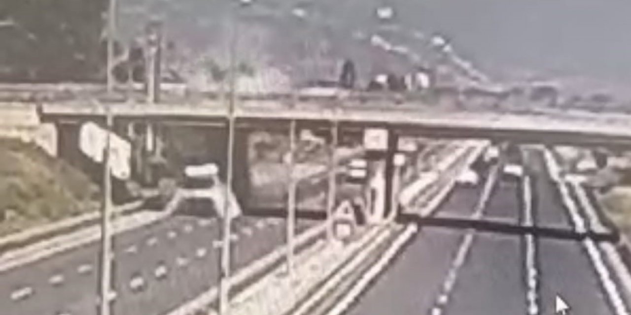 Damperi açık kalan kamyon üst geçide takıldı, karşı şeride geçip şarampole uçtu