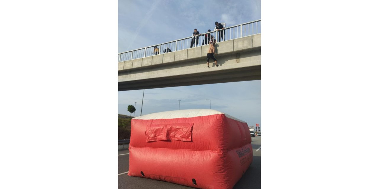 Köprüden atlayan şahsı itfaiyenin açtığı şişme yatak kurtardı