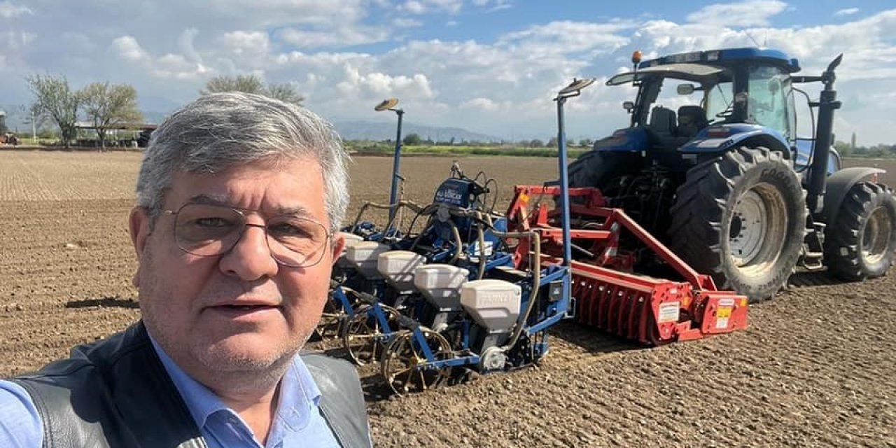 Posacı çok sevdiği tarlalardan kopamıyor