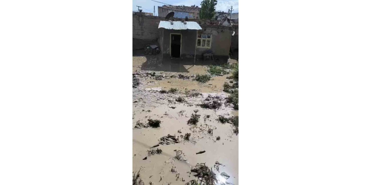 Ağrı’da 3 ev selden zarar gördü