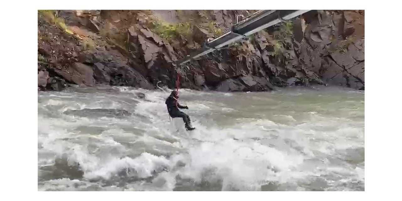 Kayıp sürücü vinç yardımıyla azgın sularda aranıyor