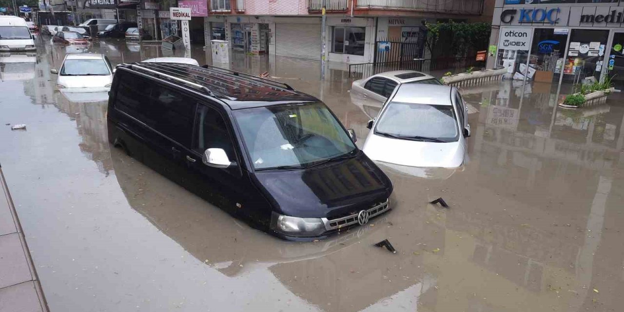 Ankara’daki kuvvetli yağışta araçlar suya gömüldü
