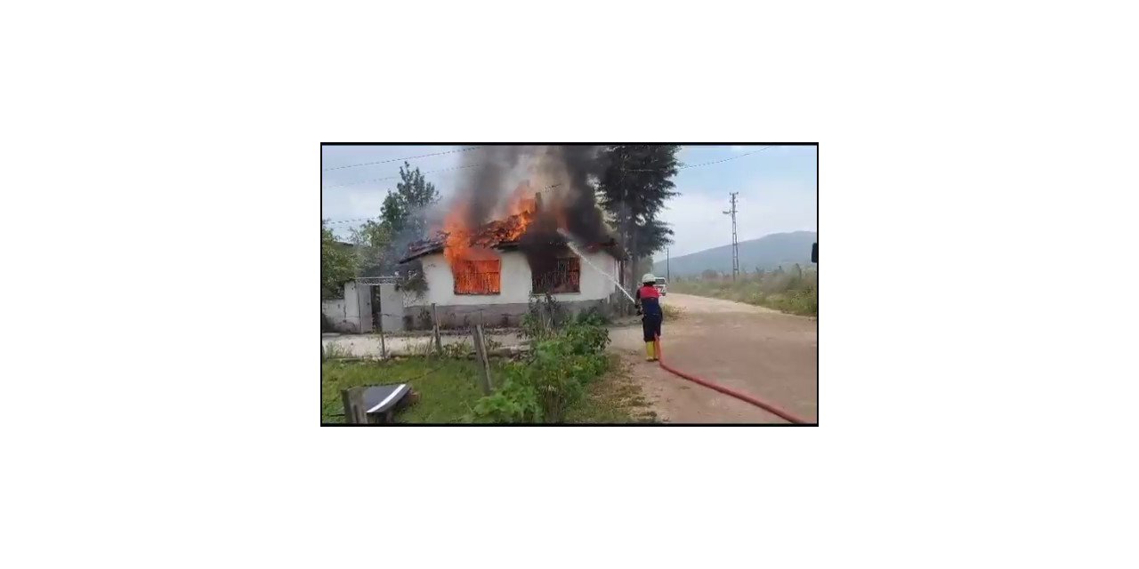 Amasya’da yalnız yaşayan kadının evi alev alev yandı