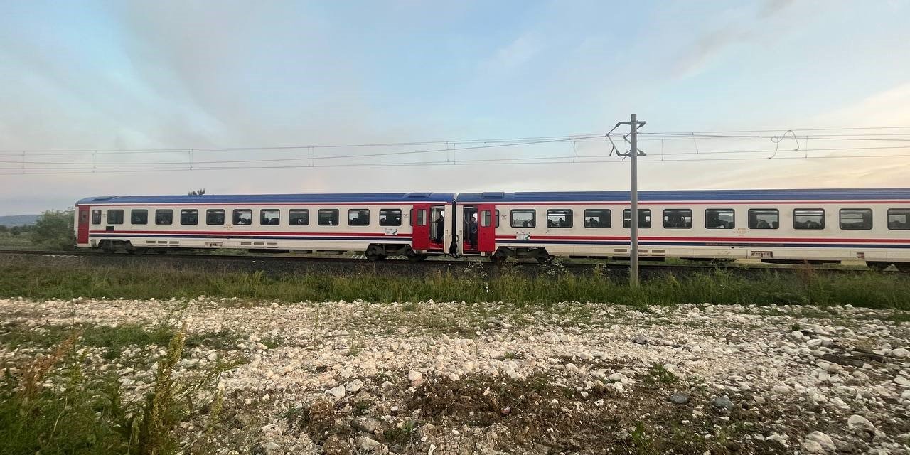 İstanbul’da yolcu treni hemzemin geçitte otomobile çarptı: 1 ağır yaralı