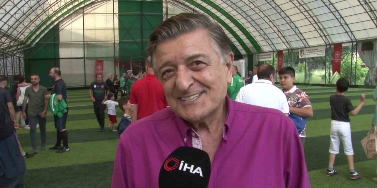 Çengelköy’de sağlık çalışanları yeşil sahada ter döktü