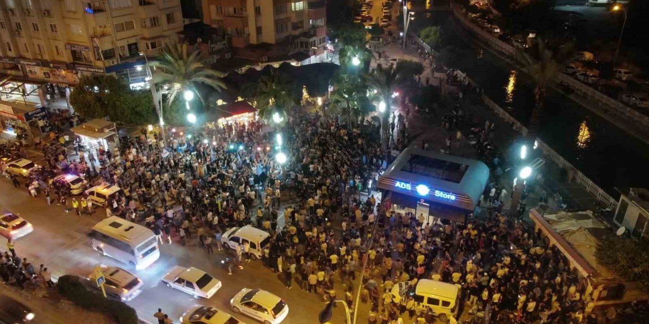 Adana Demirspor’un, Avrupa’ya gitmesi kentte coşkulu şekilde kutlandı