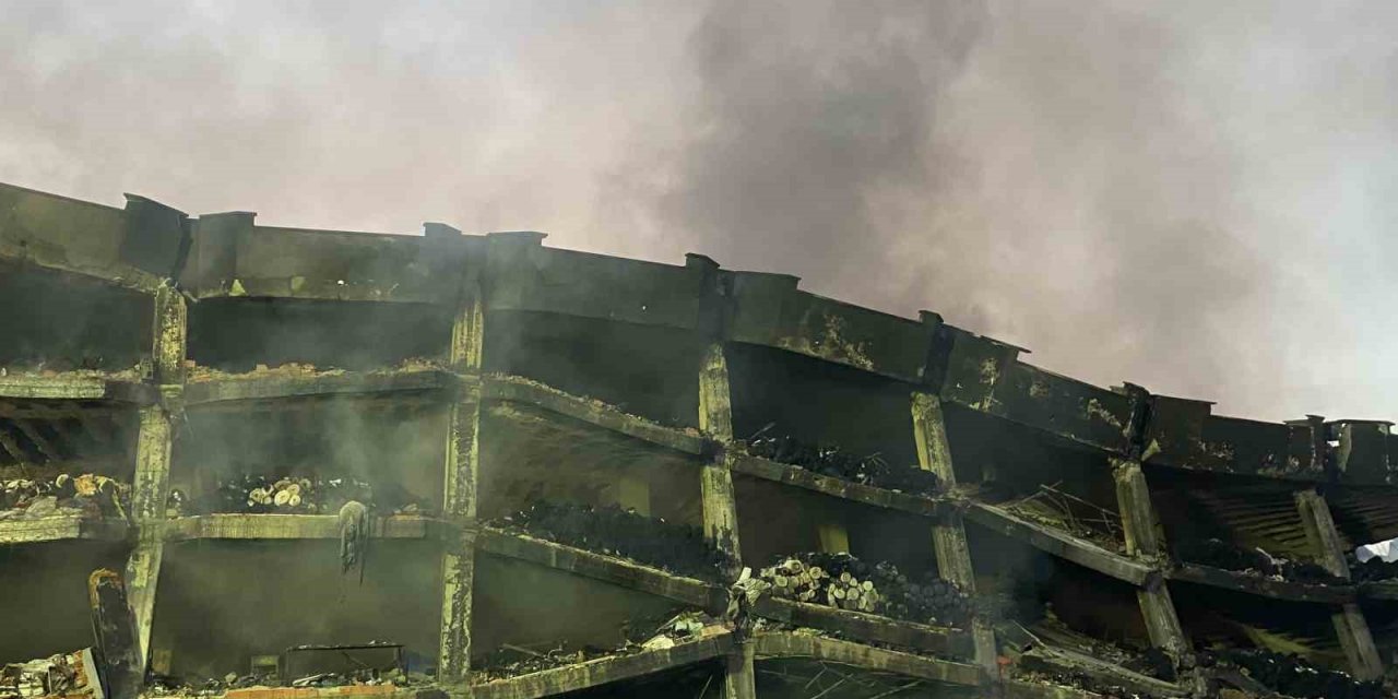 Başakşehir’de iş hanı yangının 3. gününde söndürme çalışmaları devam ediyor