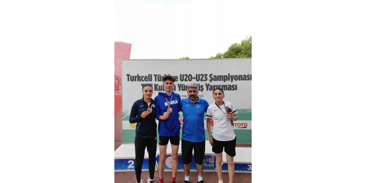 Karslı atletler madalyaları topladı