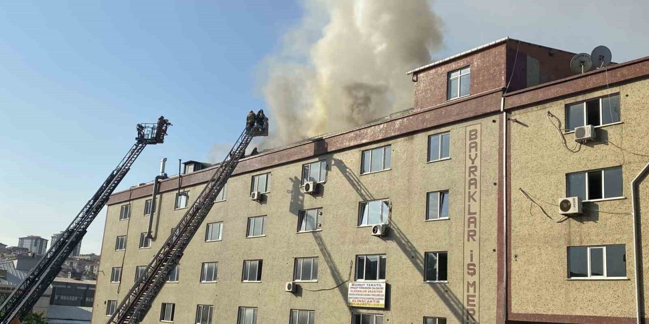 Bağcılar’da 5 katlı iş merkezinde korkutan yangın