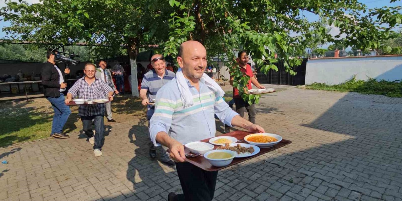 Sünnet cemiyetinde müdürler yemek servisi yaptı