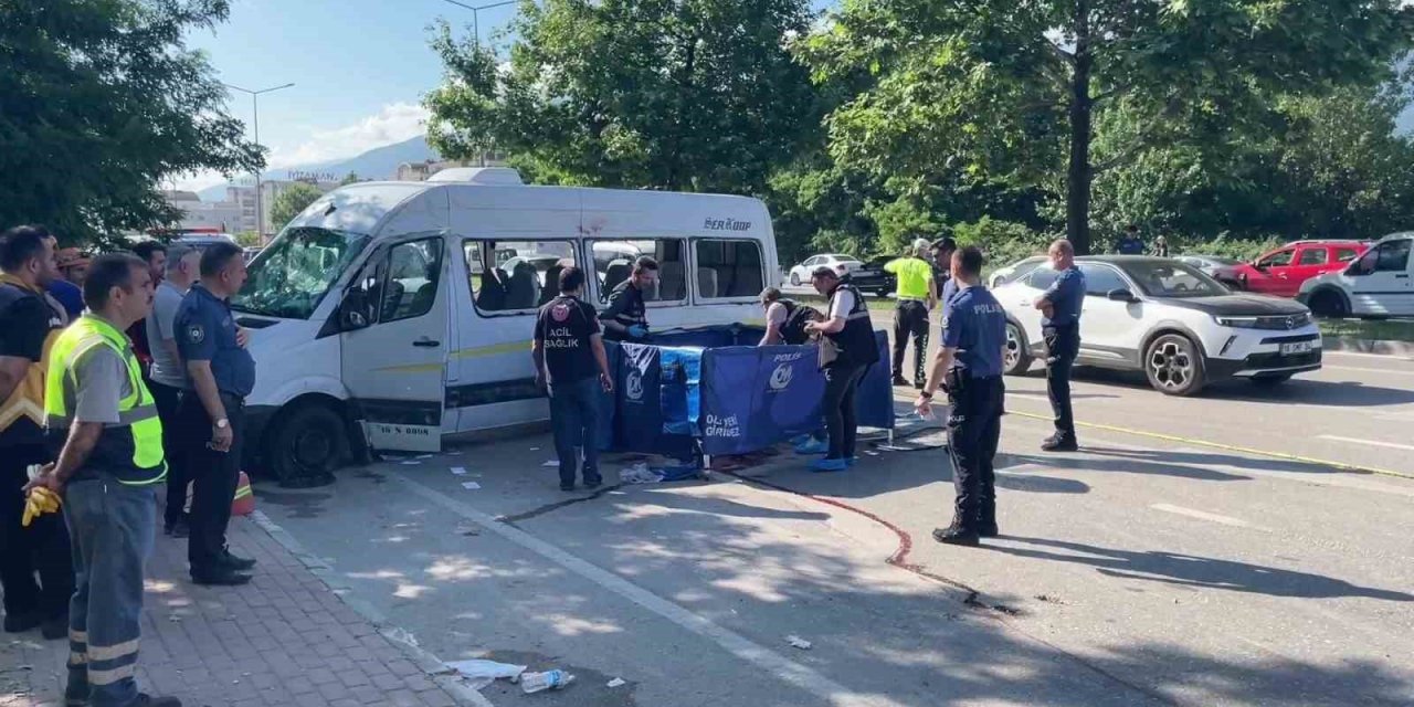 Bursa’da işçi servisi ile otomobil çarpıştı: 1 ölü, 9 yaralı
