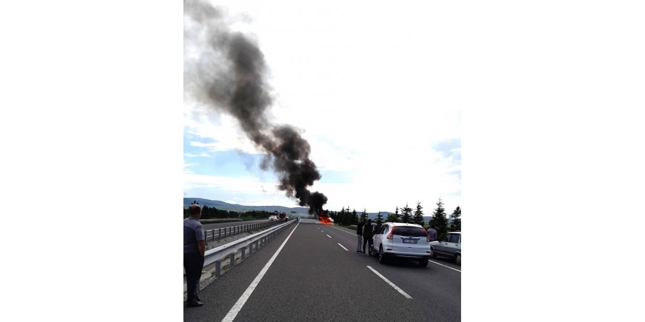 Seyir halindeki otomobil alev alev yandı