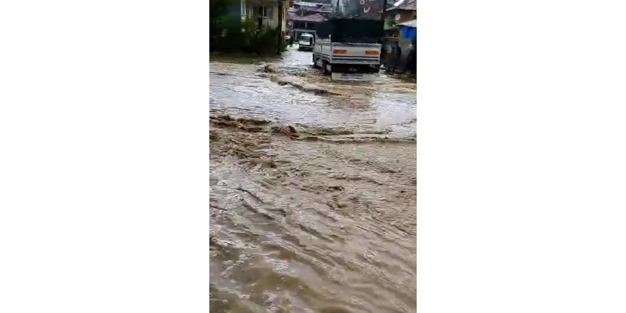 Sel sularının önüne ne geldiyse katıp sürüklediği anlar kamerada