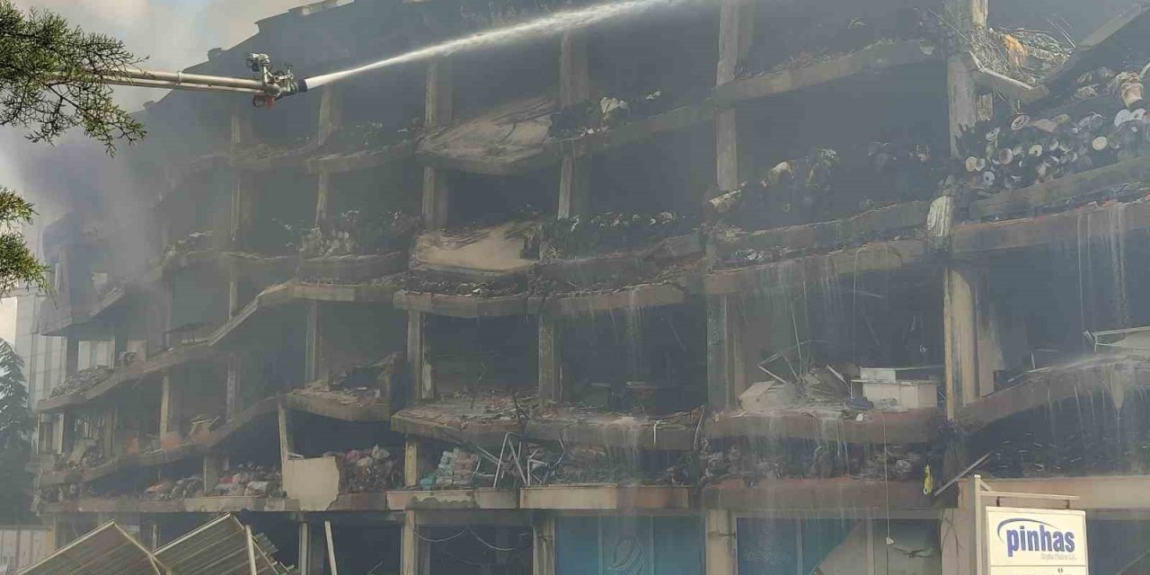 İş hanında çıkan yangın 3’üncü gününde de devam ediyor