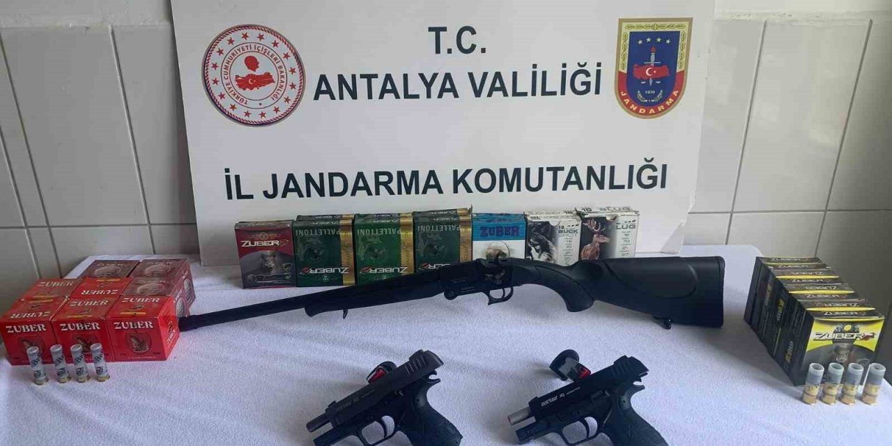 Antalya’da ruhsatsız tüfek ve tabanca ele geçirildi