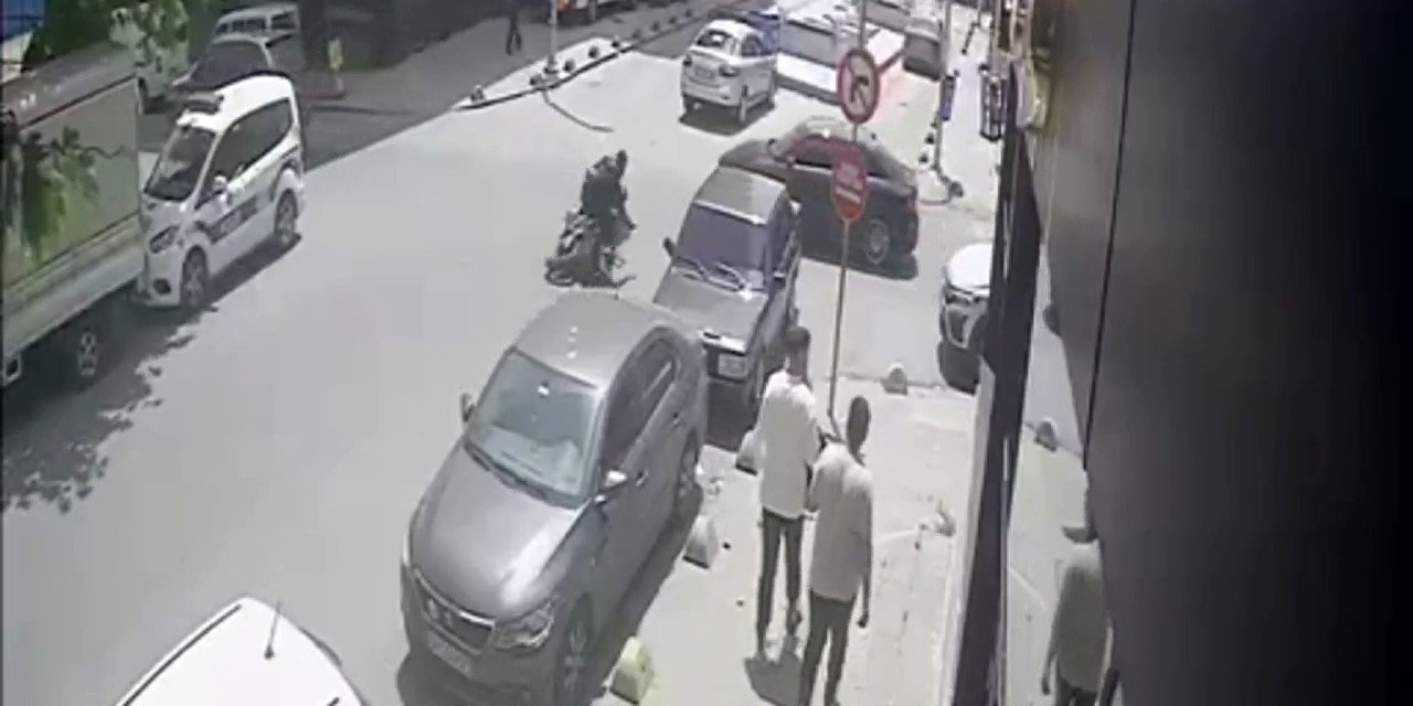 Sultangazi’de feci kaza kamerada: Motosikletlinin kaskı kafasından fırladı