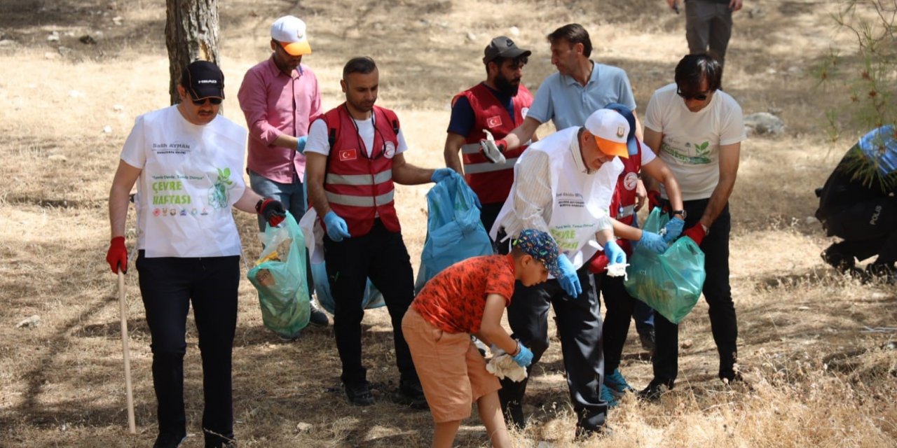 Vali ve belediye başkanı çöp topladı