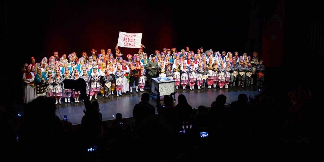 Kurtuluş hikayesi halk danslarıyla anlatıldı