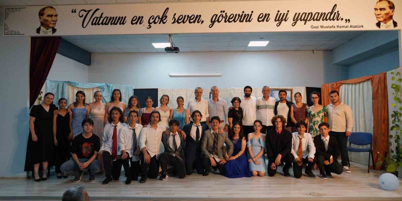 Başkan Uzundemir liselilerin tiyatro oyununu izledi