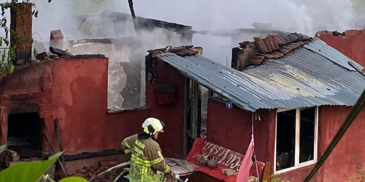 Yanan ev kullanılmaz hale geldi