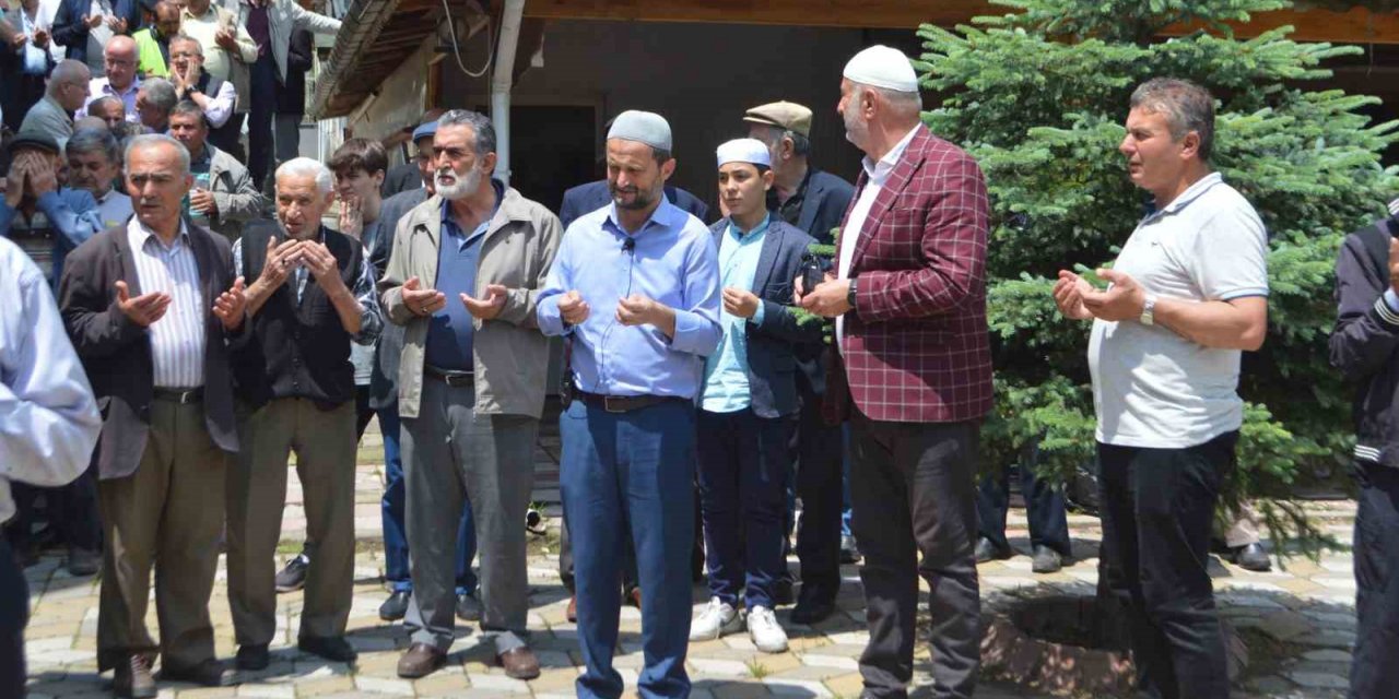 Tavşanlı’da bereket ve bolluk için kurban kesildi, dualar edildi