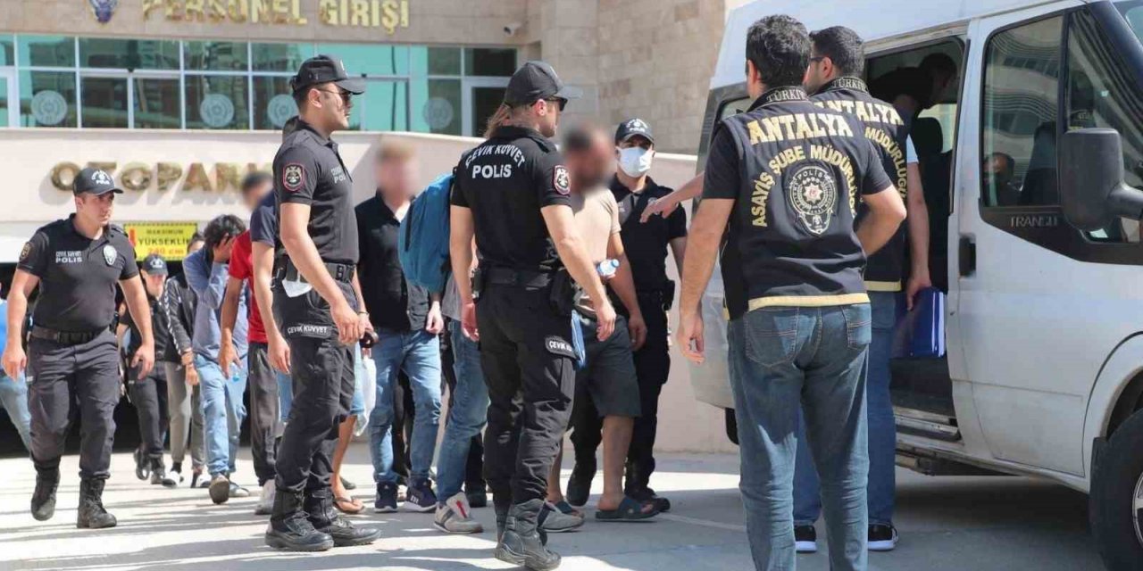 Antalya’da 62 aranan şahıs yakalandı