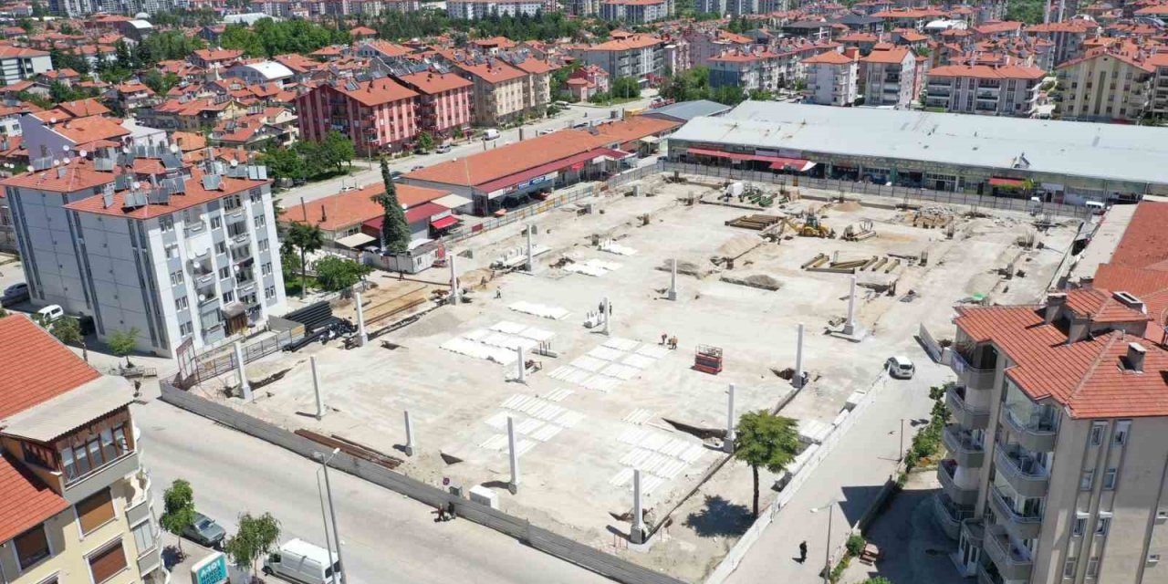 Davraz Çarşamba Kapalı Pazaryerinin çelik kolon montajları yapılıyor