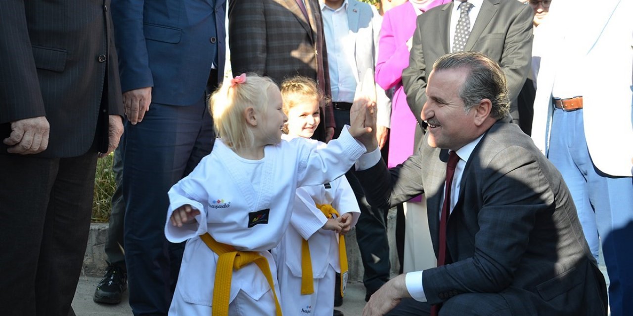 Bakan Bak öğrencileri GSB Spor Okullarına davet etti