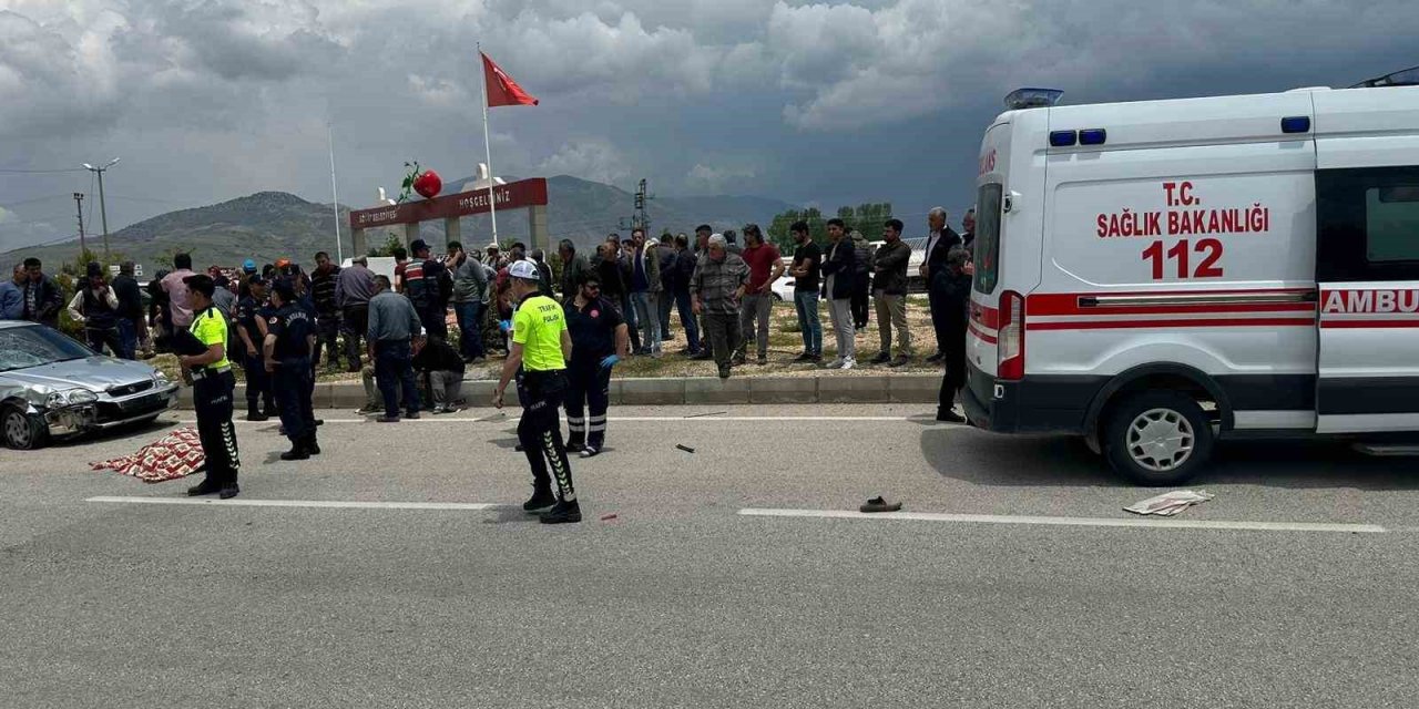 Burdur’da otomobil ile çarpışan elektrikli bisiklet sürücüsü hayatını kaybetti, 3 kişi yaralandı