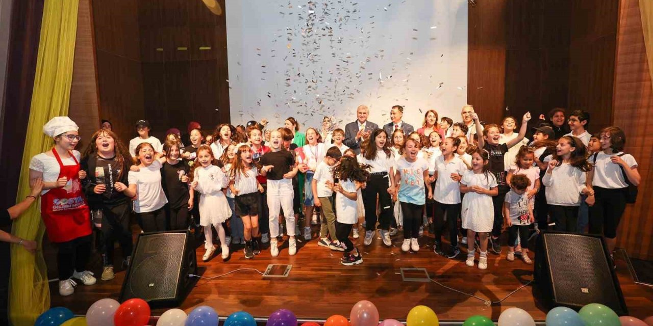 Miniklerin sevincine ortak olan Yüce’den mesaj: “Çocuk gülerse dünya güler”